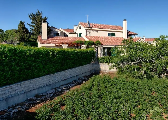 Anja Βίλα Pražnice