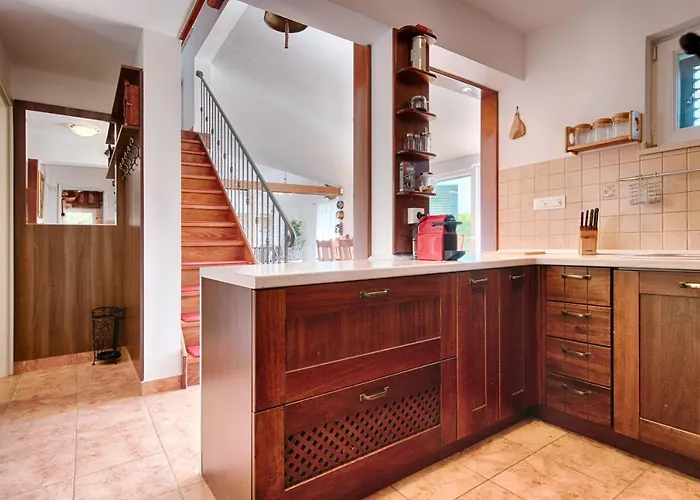 Anja Βίλα Pražnice