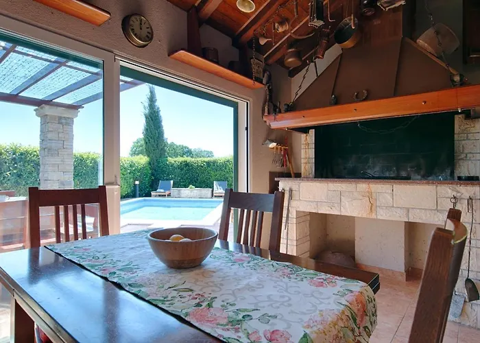 Anja Βίλα Pražnice