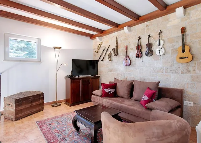 Anja Βίλα Pražnice